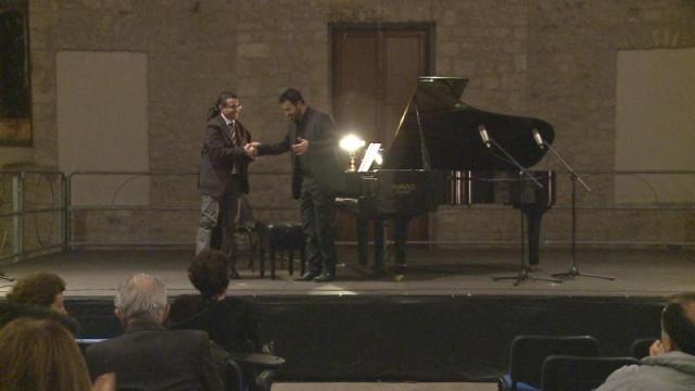 il pianista Maurizio Zaccaria dopo l'esecuzione di "Arsi e Tesi" del compositore Francesco Marino